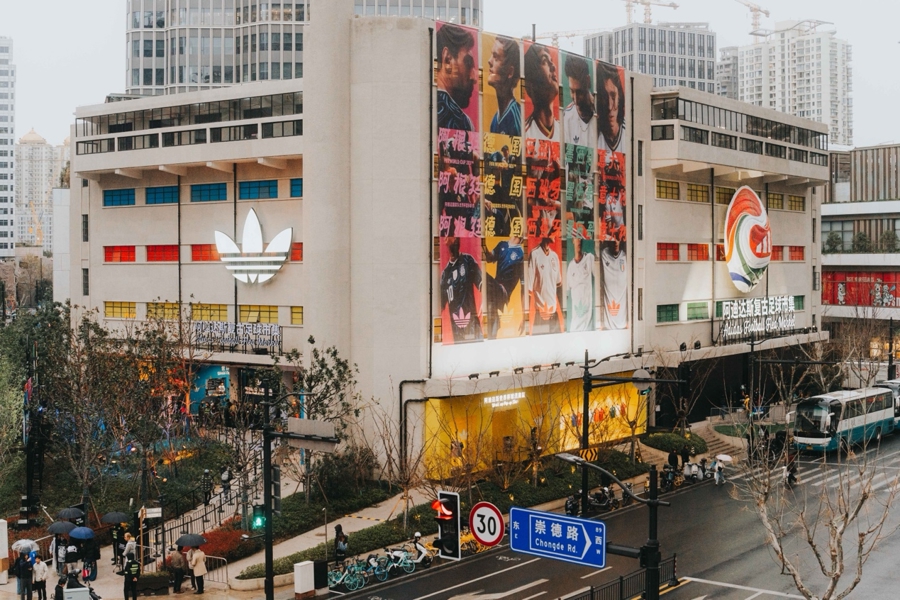 图为:作为FIFA全球官方合作伙伴及FIFA世界杯官方赞助商,阿迪达斯近日在上海新天地打造了一场名为“阿迪达斯复古足球市集”的线下活动.jpeg 665c8e9e5a114fdea23f34bc39be0967.jpeg