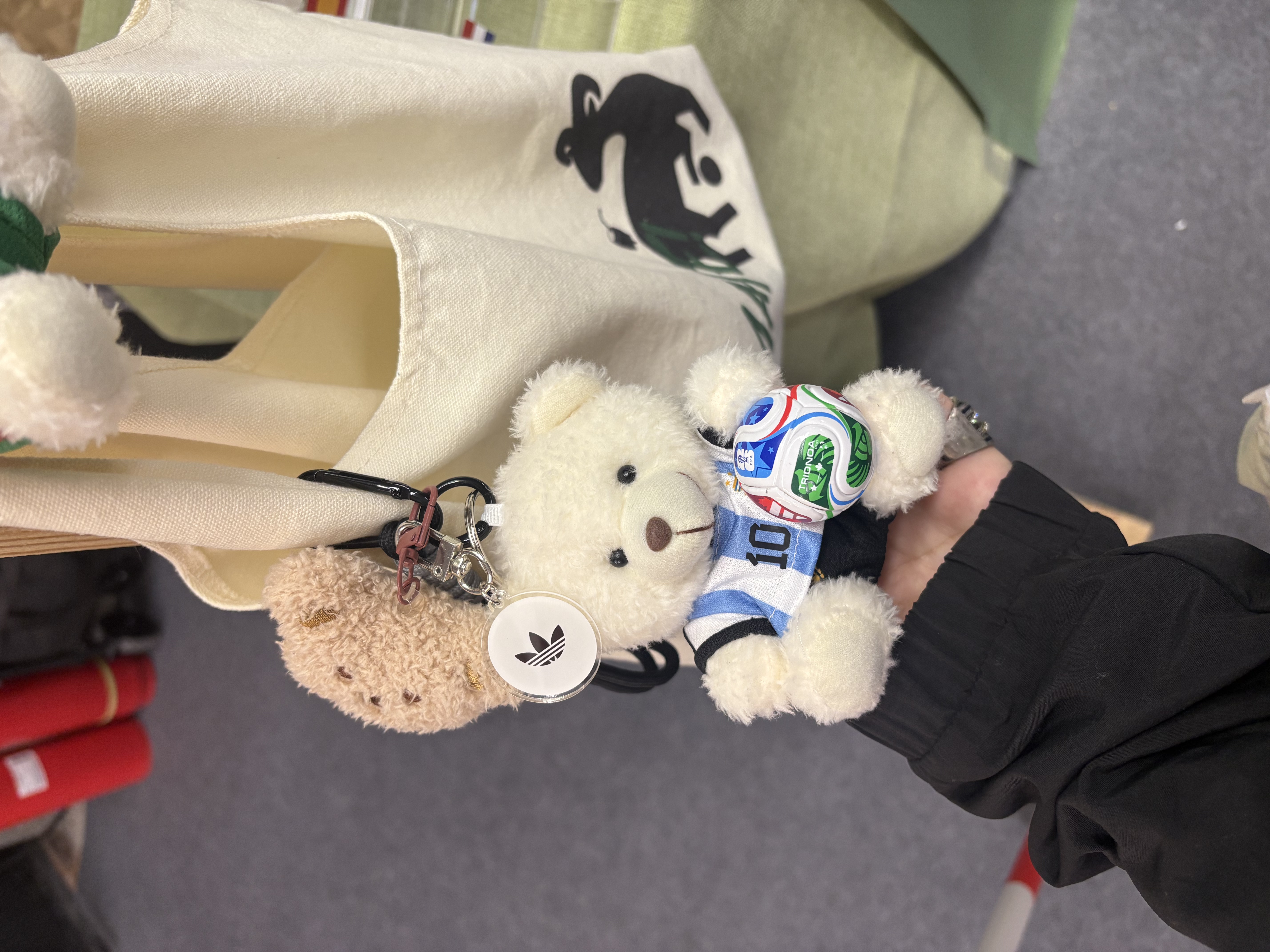 图为:复古足球集市中的世界杯文创周边产品(记者 杨溢仁摄).jpg b9d1f7b6759a40f48c307f94ce9efa42.jpeg