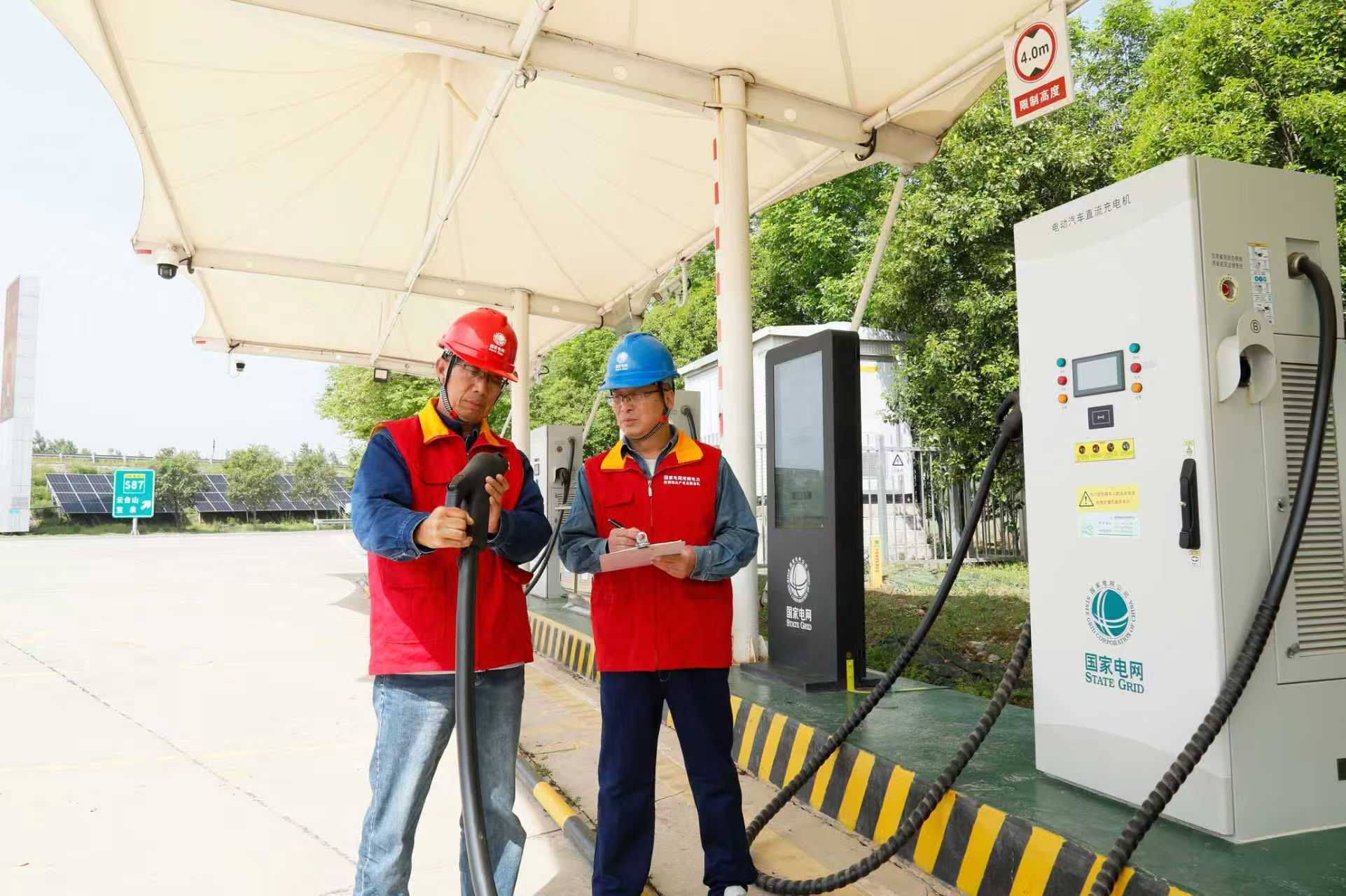 河南 供电员工在郑云高速公路云台山服务区新能源汽车充电站巡检充电桩运行状态.jpg