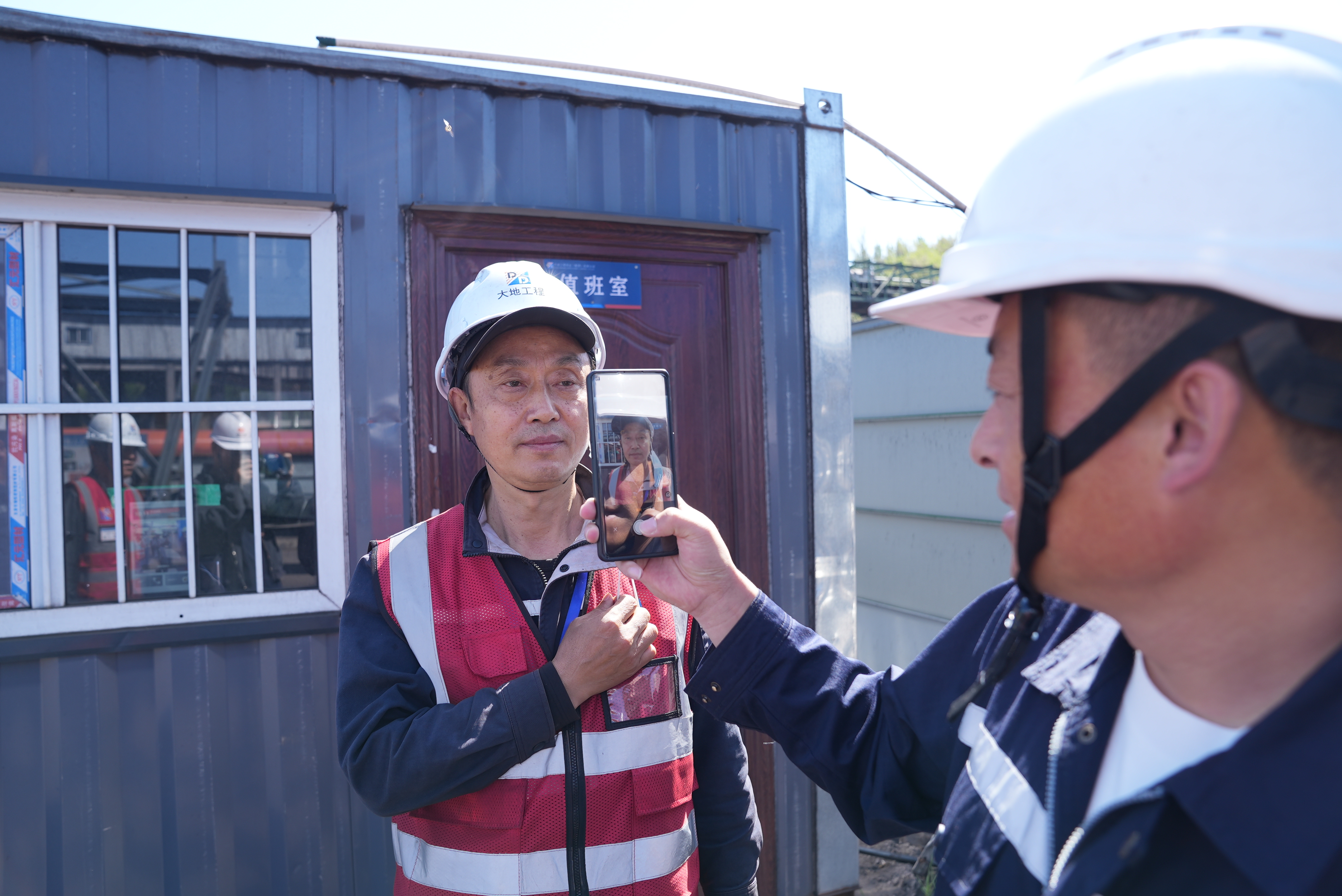 现场管理人员应用AI大模型“人员准入”模块快速核验施工人员信息。.jpg bbe6f919b08b4fd38bcc585cccf76ab0.jpeg