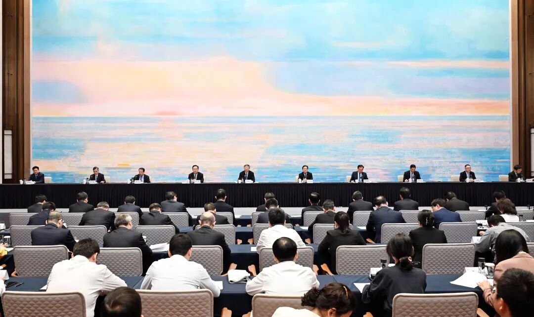 开会.jpg 开会.jpg