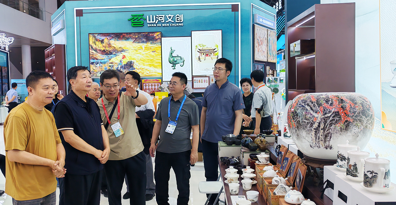 图为与会嘉宾参观怀仁展台.jpg