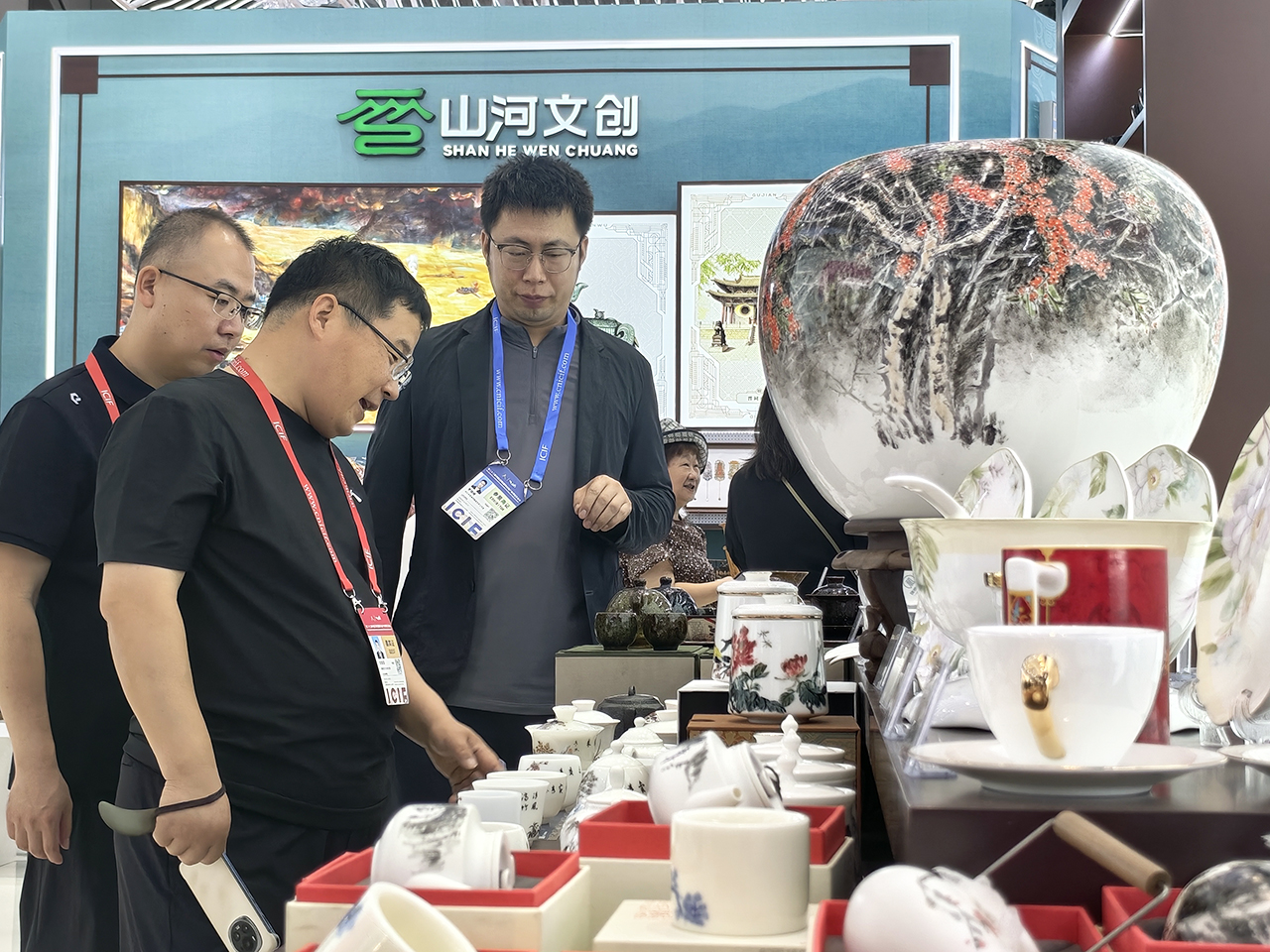 图为展商们在交流.jpg