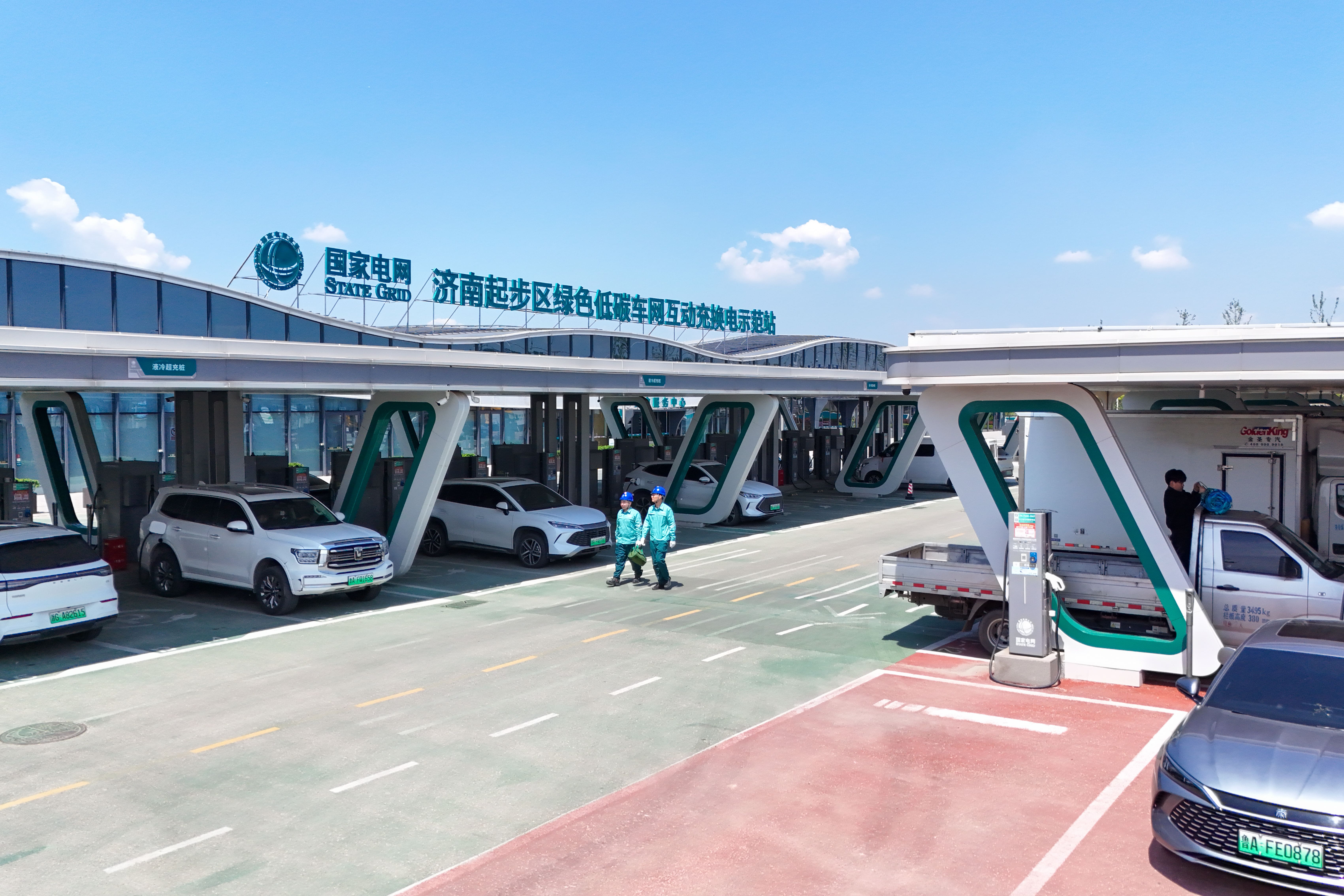 国网济南供电公司工作人员在起步区车网互动充换电示范站巡视检查充电设施设备.jpg