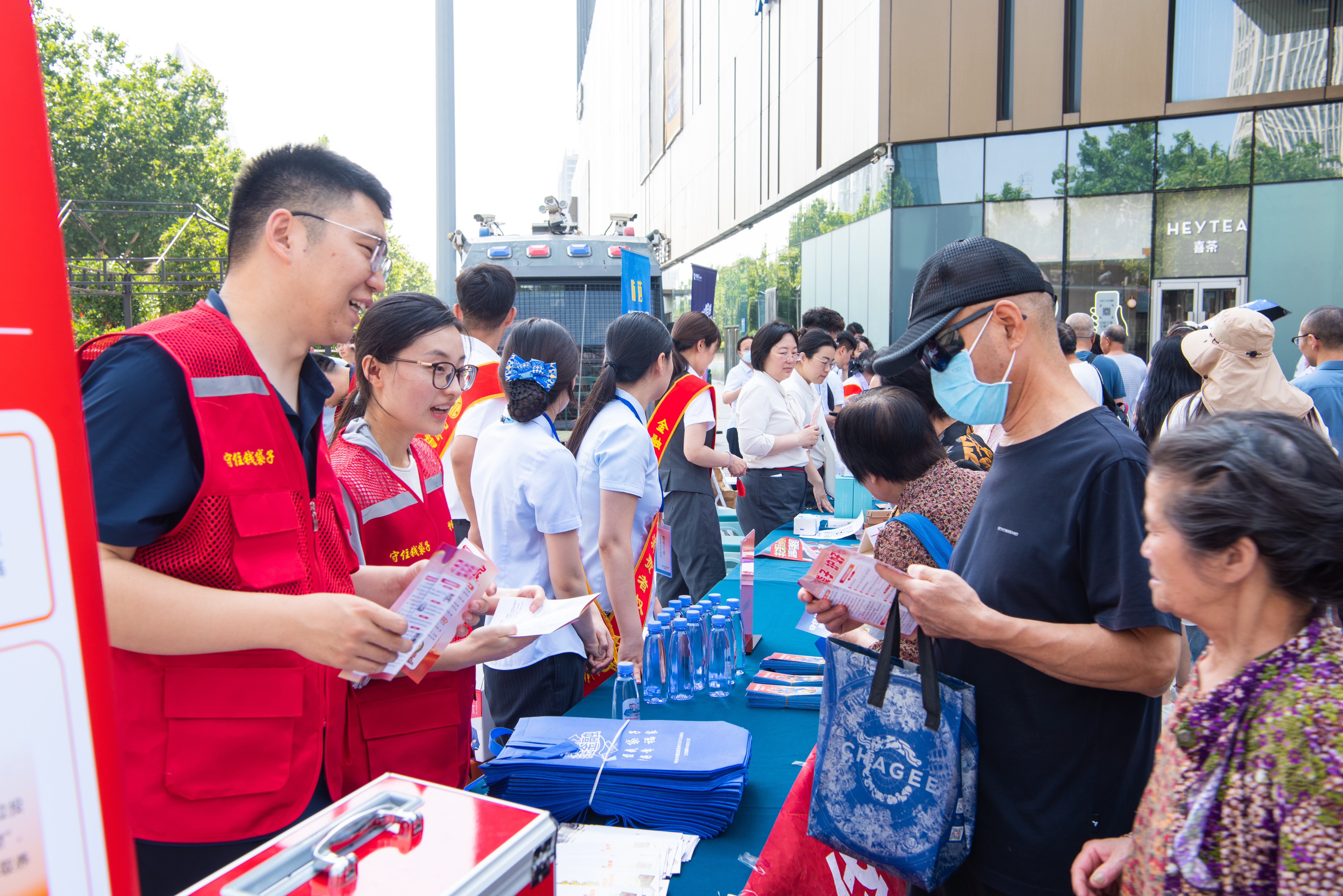 防范非法金融活动集中宣传活动现场2.jpg 19229ecb372849debe06d0f877482ba0.jpeg