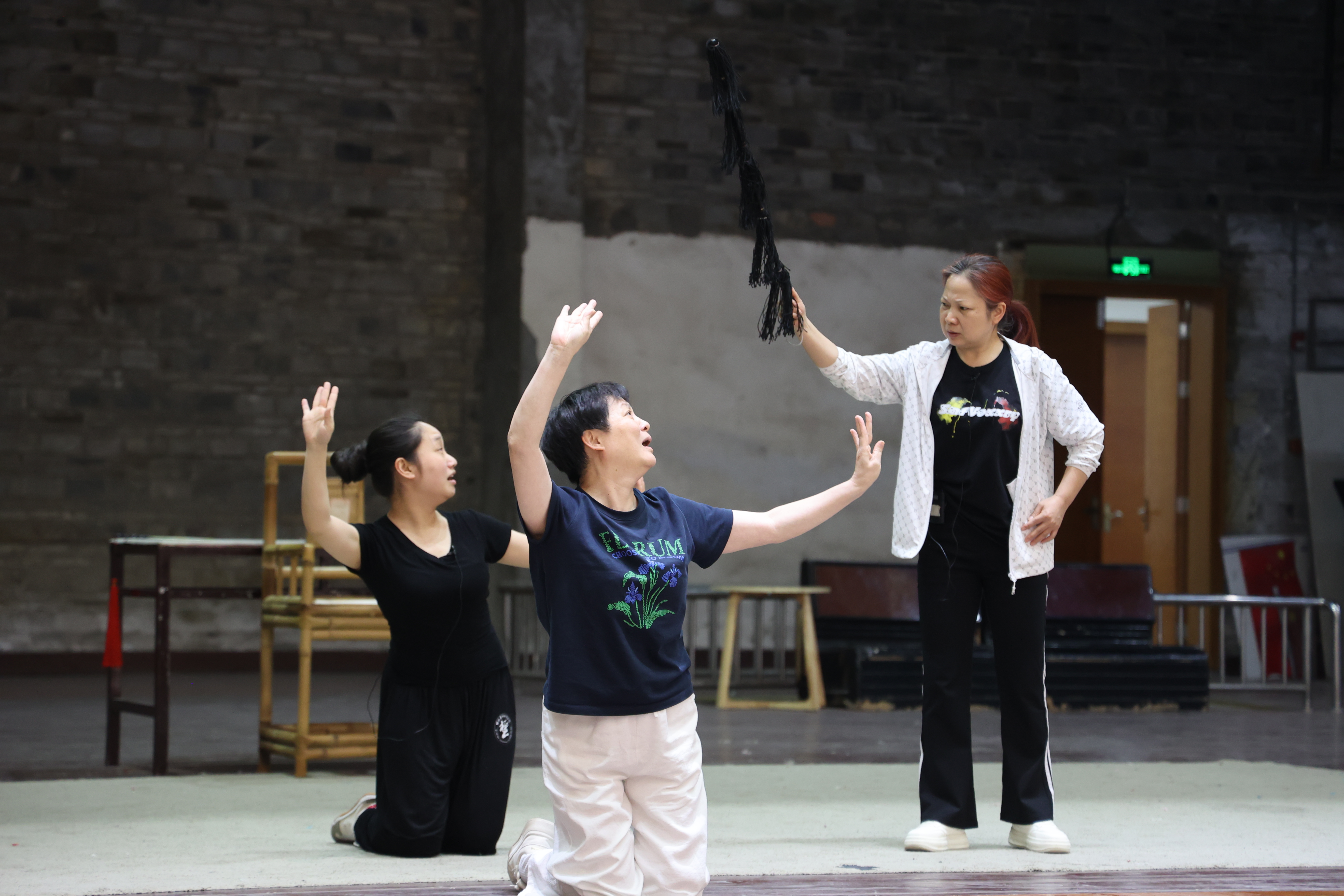 青年演员在老师带领下备战青川赛 张新图.JPG 997c93109f334930b1d0a677dbad94b0.jpeg