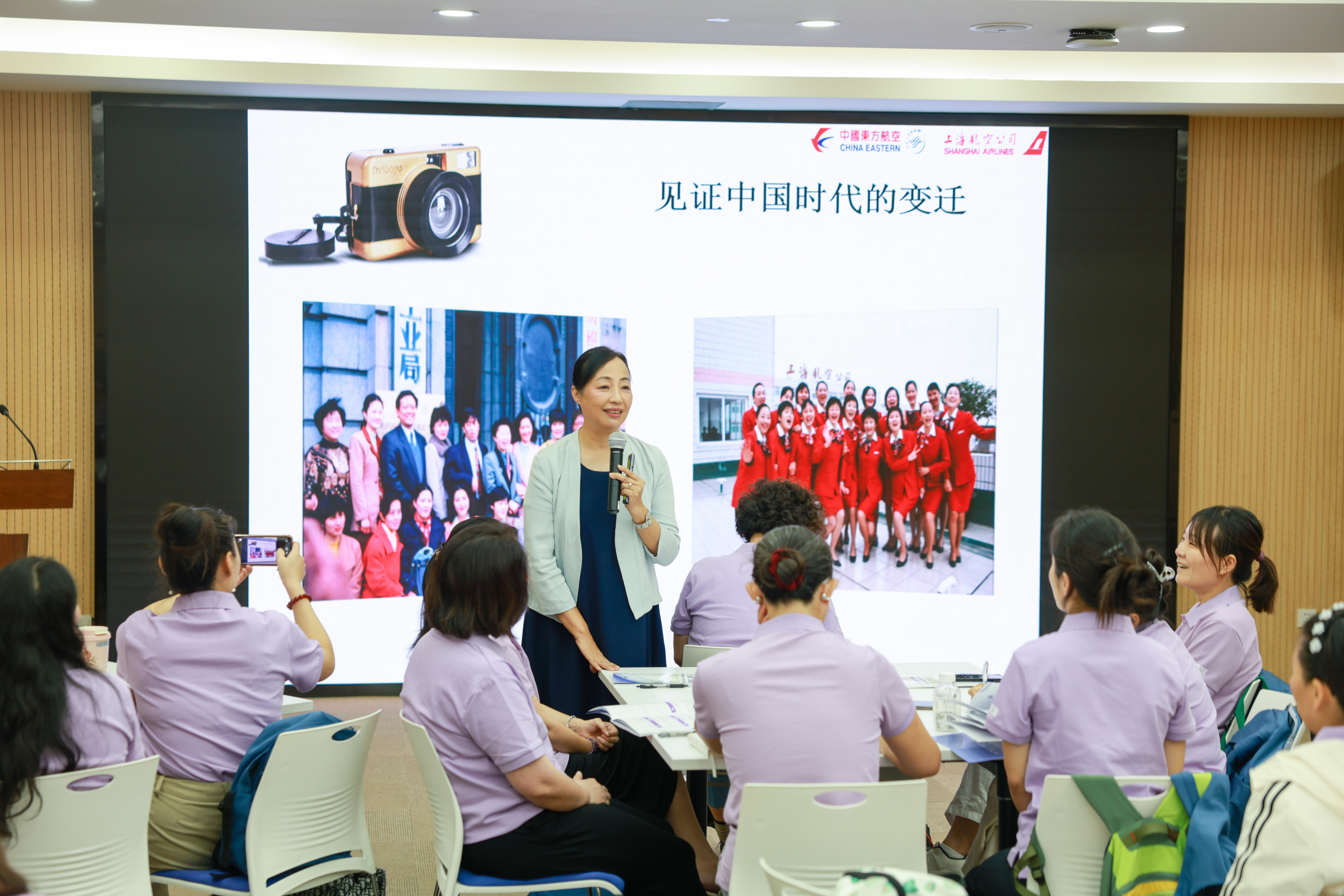 全国劳模吴尔愉为学员们讲授第一课1YT全国劳模吴尔愉为学员们讲授第一课1.jpg 全国劳模吴尔愉为学员们讲授第一课1YT全国劳模吴尔愉为学员们讲授第一课1.jpg