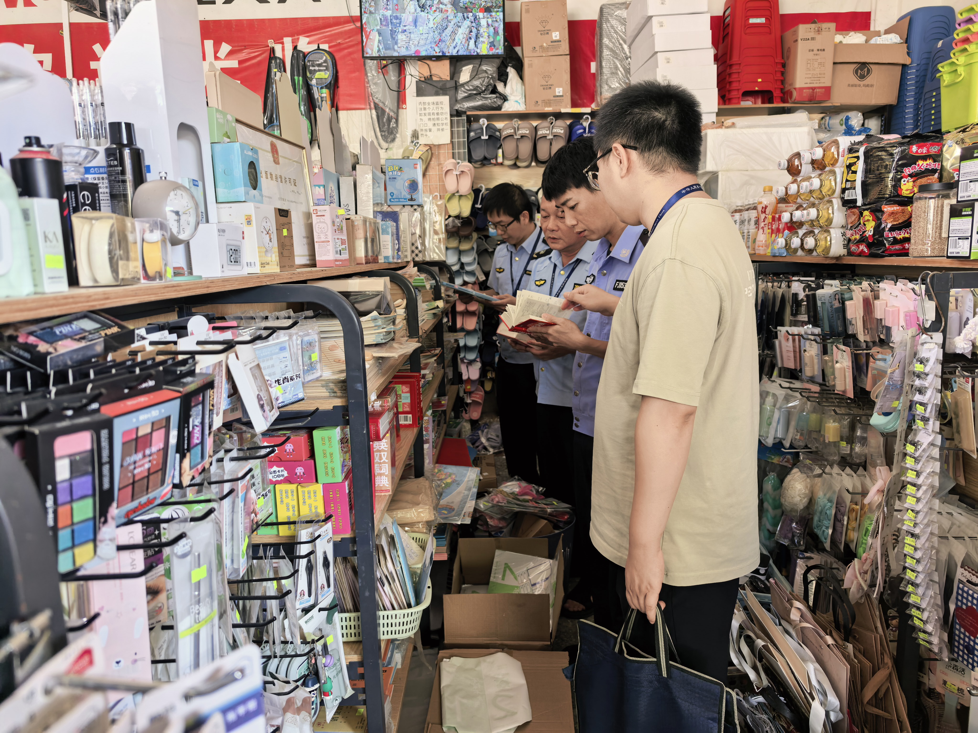 工作人员在检查图书1 图片: 黄冬明.jpg 工作人员在检查图书1 图片: 黄冬明.jpg