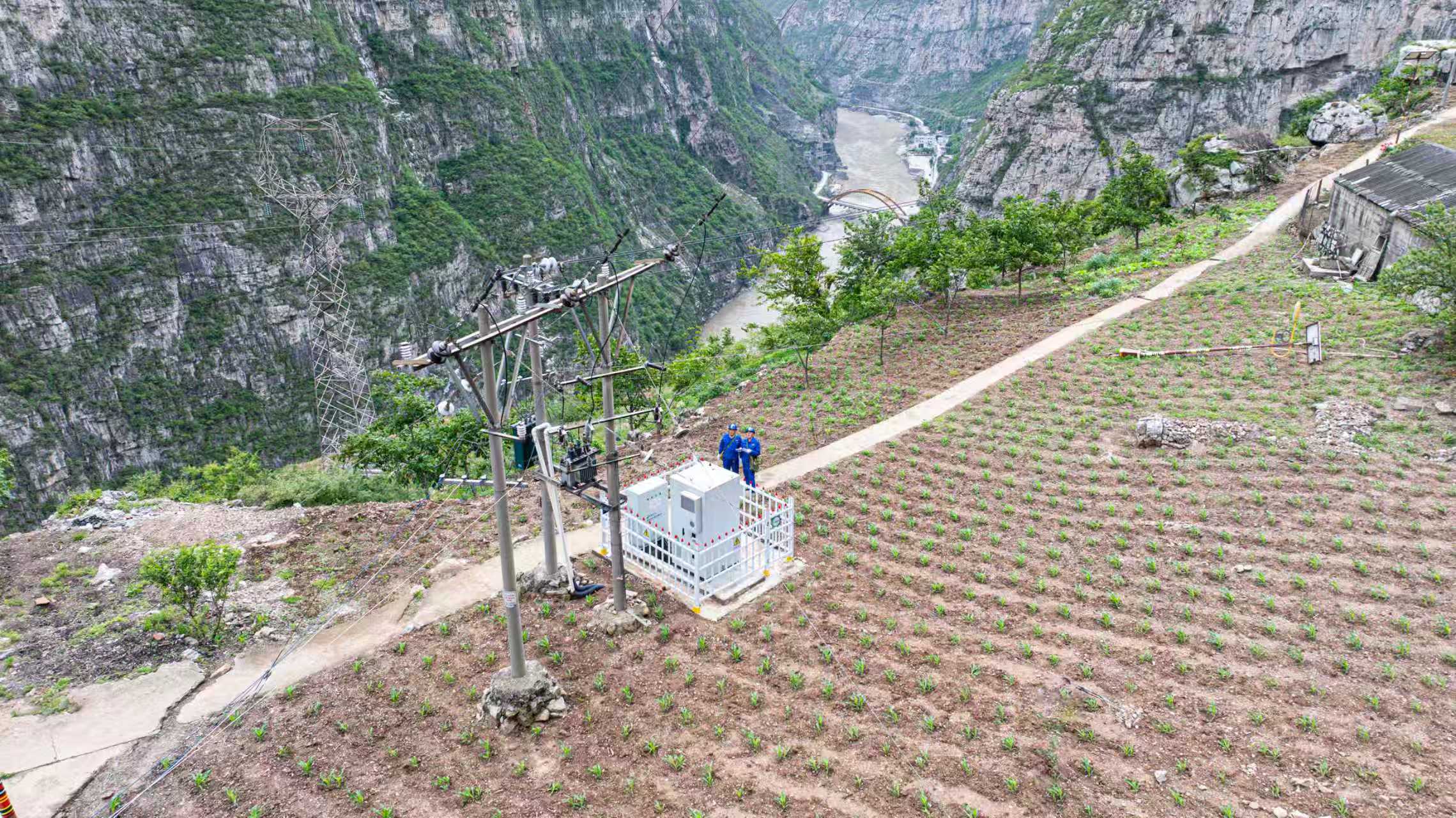 国网雅安电力(集团)公司巡检人员深入汉源县古路村,对分布式储能柜开展专项巡检,全力保障“悬崖村寨”用电安全可靠.jpg 国网雅安电力(集团)公司巡检人员深入汉源县古路村,对分布式储能柜开展专项巡检,全力保障“悬崖村寨”用电安全可靠.jpg