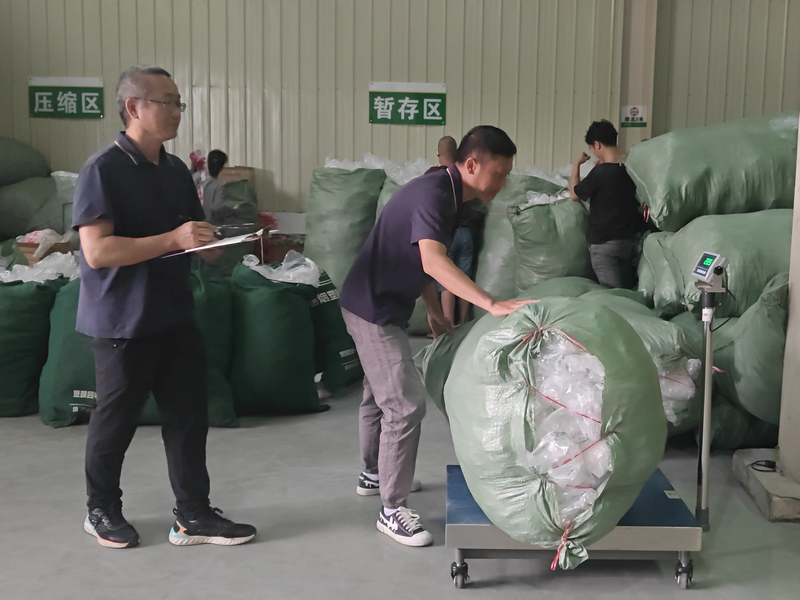物流工作人员整理回收的塑膜(滕定生摄).png 物流工作人员整理回收的塑膜(滕定生摄).png