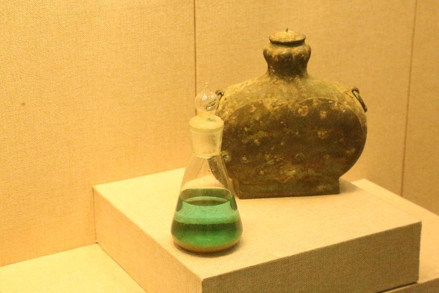 (1981年,在文水县上贤村出土的汉代“青铜蒜头扁壶”,酒体清澈,现藏于文水县博物馆).png (1981年,在文水县上贤村出土的汉代“青铜蒜头扁壶”,酒体清澈,现藏于文水县博物馆).png