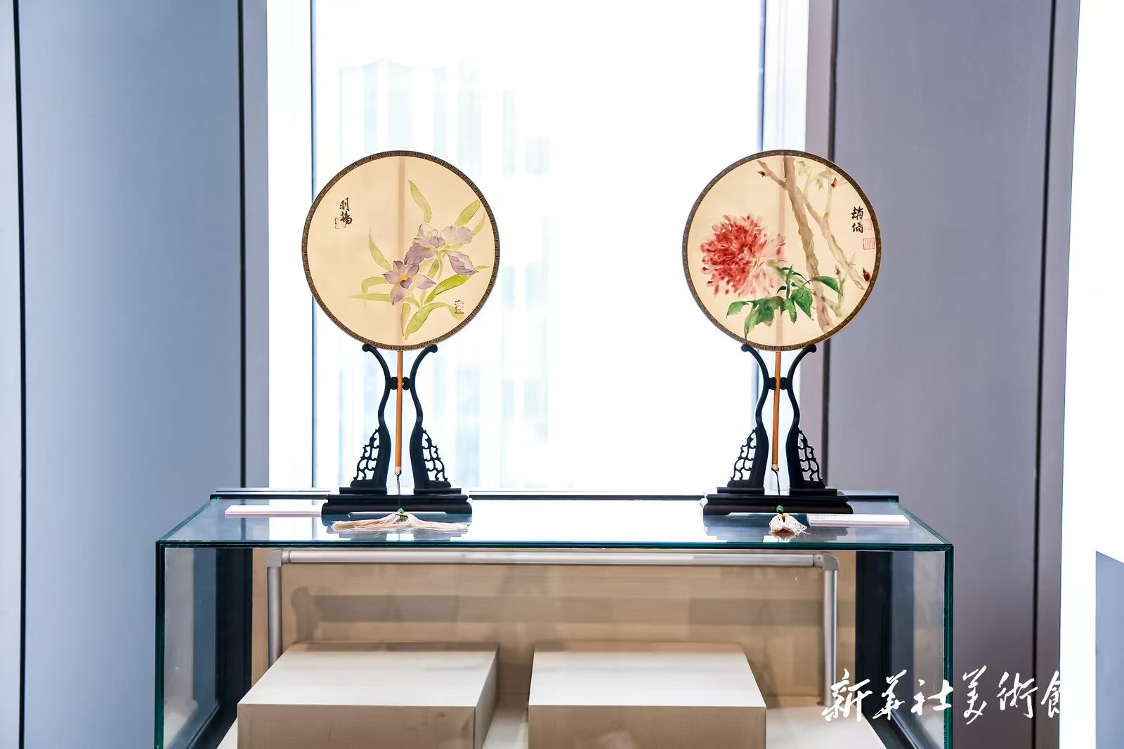 “扇载春秋——中国扇面绘画的东方美学与悠长文脉”扇画专题展现场1.png 27599f3843424be8a946effa5855dab6.png